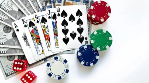 mmk30 APP VIP Notification Bonus မြင်ကွင်းနှင့် ဖုန်းကိုင်နေသောသူ